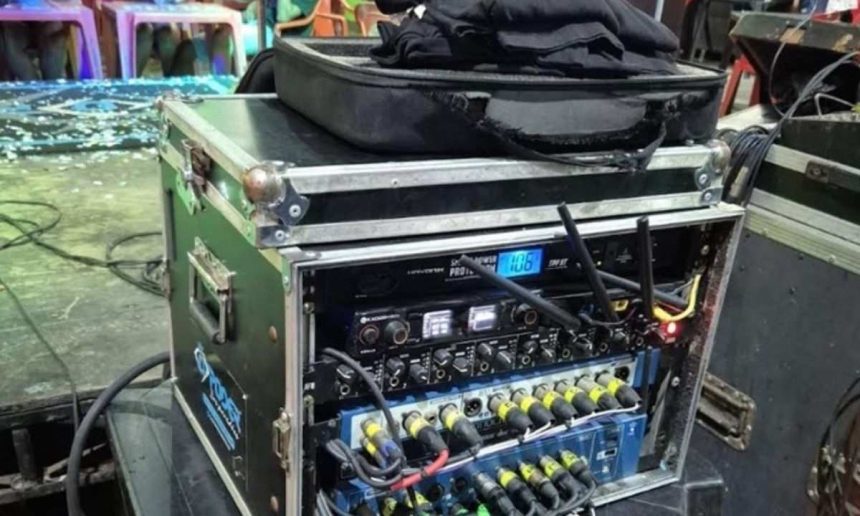 Equipamentos de som em um palco