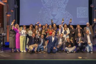 Equipe da Três Comunicação celebra vitória no Prêmio Top Mega Brasil 2025.