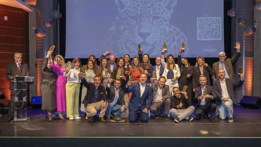 Equipe da Três Comunicação celebra vitória no Prêmio Top Mega Brasil 2025.