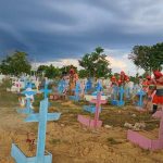 Equipe trabalha em cemitério, preparando para evento em Manaus.