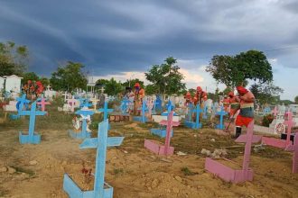 Equipe trabalha em cemitério, preparando para evento em Manaus.