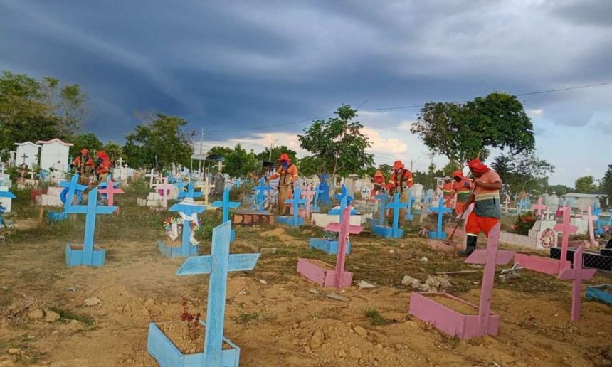Equipe trabalha em cemitério, preparando para evento em Manaus.