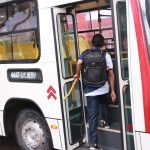 Estudante embarcando em ônibus em Manaus. Rota 444, Prefeitura Municipal.