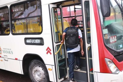 Estudante embarcando em ônibus em Manaus. Rota 444, Prefeitura Municipal.