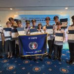 Estudantes do Amazonas com medalhas em olimpíada de matemática no Japão, exibindo diplomas e bandeira da escola.
