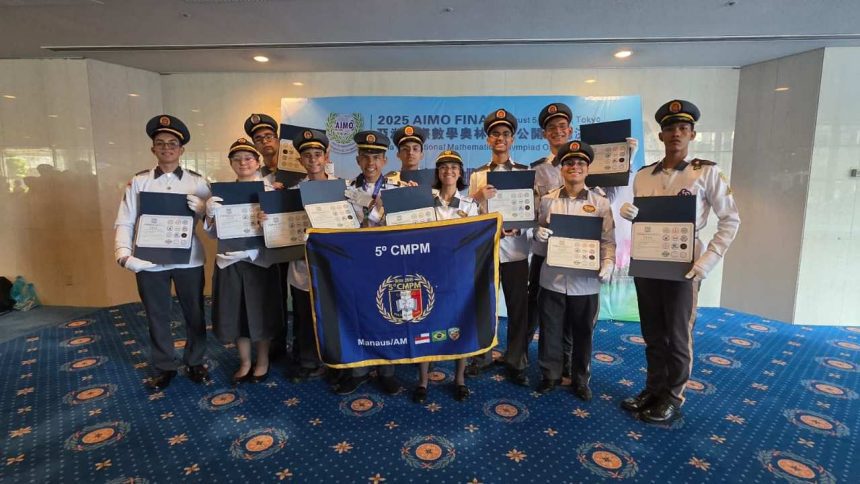 Estudantes do Amazonas com medalhas em olimpíada de matemática no Japão, exibindo diplomas e bandeira da escola.
