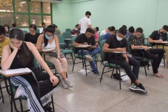 Estudantes fazendo prova na Universidade do Estado do Amazonas (UEA).