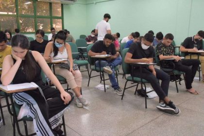 Estudantes fazendo prova na Universidade do Estado do Amazonas (UEA).