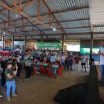 Evento público com palestrante e plateia numerosa em um galpão com o gvoernador Wilson Lima