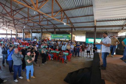 Evento público com palestrante e plateia numerosa em um galpão com o gvoernador Wilson Lima