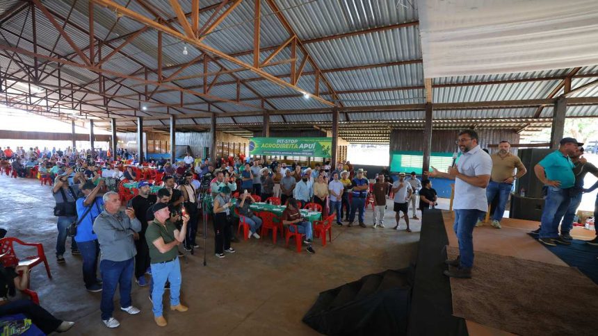Evento público com palestrante e plateia numerosa em um galpão com o gvoernador Wilson Lima