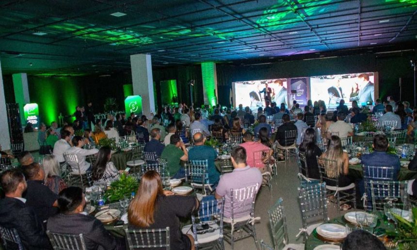 Evento Sicredi com investidores no Amazonas, com foco em portfólio de investimentos.
