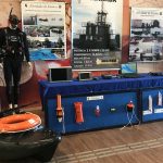 Exposição militar da ViaNorte: equipamentos de mergulho, embarcações e sinalizadores.