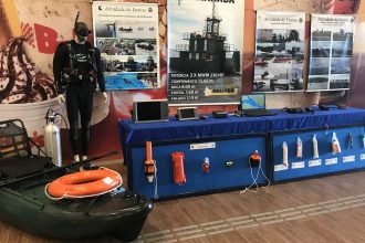 Exposição militar da ViaNorte: equipamentos de mergulho, embarcações e sinalizadores.