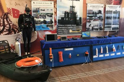 Exposição militar da ViaNorte: equipamentos de mergulho, embarcações e sinalizadores.