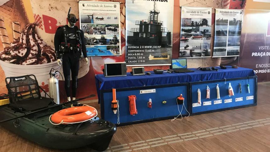 Exposição militar da ViaNorte: equipamentos de mergulho, embarcações e sinalizadores.