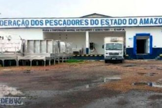 Fachada da Fepesca, Federação dos Pescadores do Estado do Amazonas, com veÃculos e área externa.