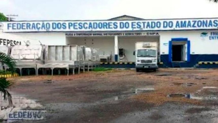 Fachada da Fepesca, Federação dos Pescadores do Estado do Amazonas, com veículos e área externa.