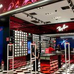 Fachada da loja Ray-Ban no Manauara Shopping com letreiro e interior da loja.