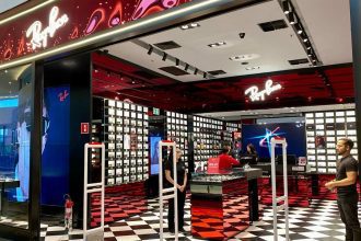 Fachada da loja Ray-Ban no Manauara Shopping com letreiro e interior da loja.