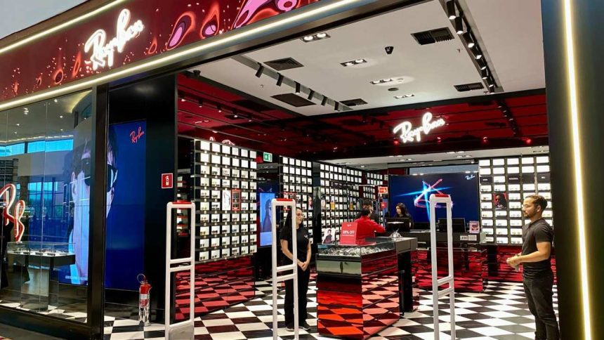 Fachada da loja Ray-Ban no Manauara Shopping com letreiro e interior da loja.