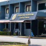Fachada da Polícia Federal do Amazonas com letreiro e brasão.