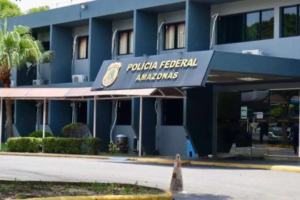 Fachada da Polícia Federal do Amazonas com letreiro e brasão.