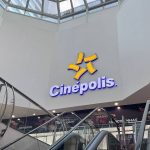 Fachada de cinema Cinépolis com escadas rolantes e céu de vidro.