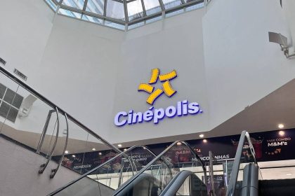 Fachada de cinema Cinépolis com escadas rolantes e céu de vidro.
