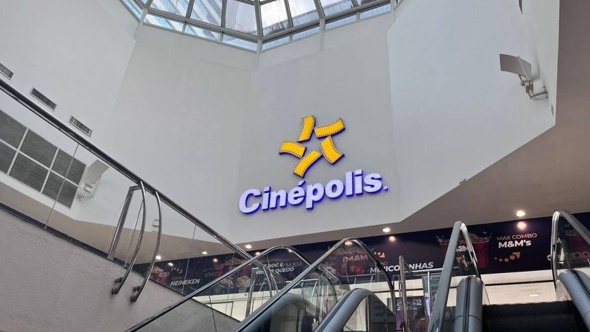 Fachada de cinema Cinépolis com escadas rolantes e céu de vidro.