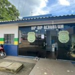 Fachada de delegacia de polícia em Beruri, Amazonas, com moto estacionada.
