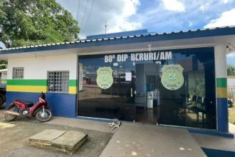 Fachada de delegacia de polícia em Beruri, Amazonas, com moto estacionada.