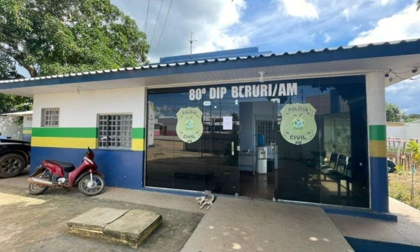 Fachada de delegacia de polícia em Beruri, Amazonas, com moto estacionada.