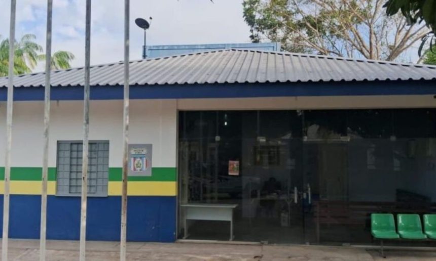 Fachada de delegacia de polícia em Carauari, Amazonas, local da prisão de um homem por acidente de trânsito.