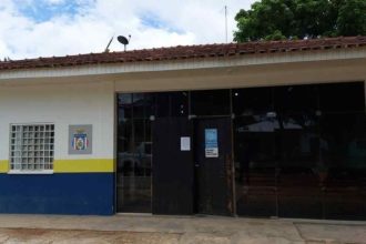 Fachada de delegacia em Carauari, Amazonas.