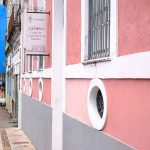 Fachada de prédio rosa em Manaus com letreiro do Centro de Arqueologia.