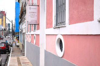 Fachada de prédio rosa em Manaus com letreiro do Centro de Arqueologia.