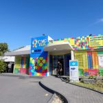 Fachada do CAIC TEA Amazonas, centro de atendimento gratuito para especialidades como psicologia e terapia ocupacional.