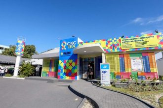 Fachada do CAIC TEA Amazonas, centro de atendimento gratuito para especialidades como psicologia e terapia ocupacional.