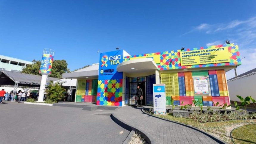 Fachada do CAIC TEA Amazonas, centro de atendimento gratuito para especialidades como psicologia e terapia ocupacional.