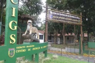 Fachada do Centro de Instrução de Guerra na Selva (CIGS) em Manaus, com placa e estátua de onça.