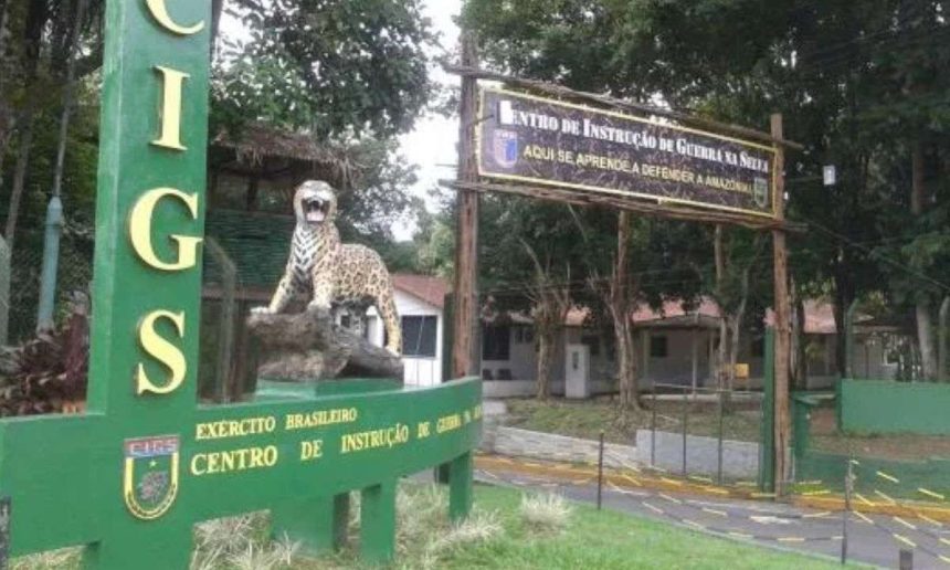 Fachada do Centro de Instrução de Guerra na Selva (CIGS) em Manaus, com placa e estátua de onça.