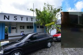 Fachada do instituto com carros estacionados na frente.