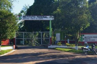 Fachada do Instituto Federal Amazonas - Campus São Gabriel, com portão e árvores.