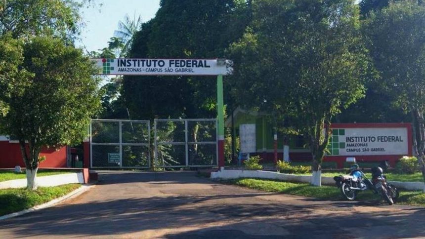 Fachada do Instituto Federal Amazonas - Campus São Gabriel, com portão e árvores.