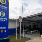 Fachada do posto 'Recupera Fone' em Manaus com sinalização e pessoas.