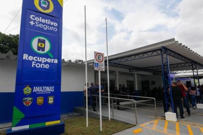 Fachada do posto 'Recupera Fone' em Manaus com sinalização e pessoas.
