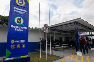 Fachada do programa RecuperaFone com placa e pessoas em fila.