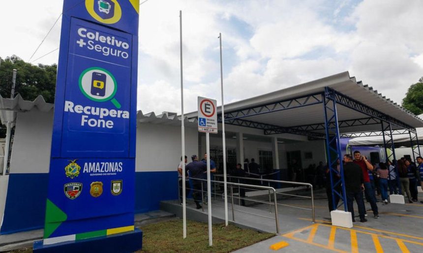 Fachada do programa RecuperaFone com placa e pessoas em fila.