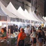 Feira gastronômica SouManaus com barracas e pessoas. Seleção para 2025.